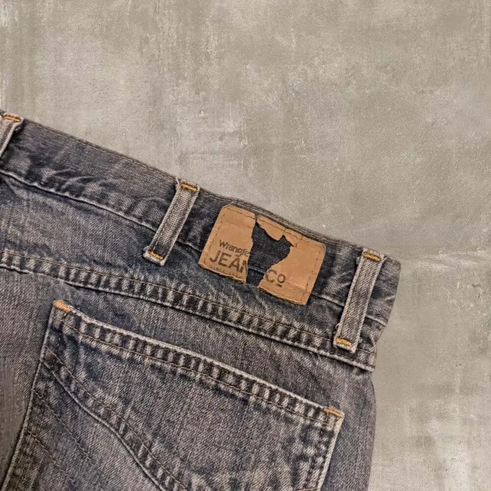 Wrangler Jeans Co. Loose Straight Blue Denim Jeans - Men's Size 38x32